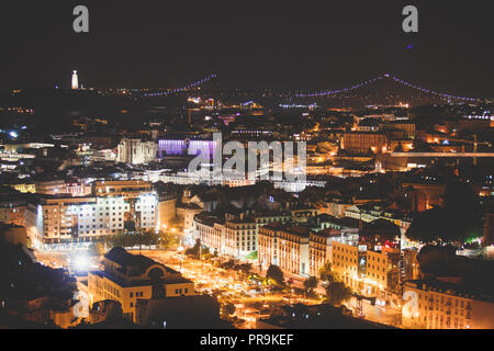 Schöne Nacht super Weitwinkel Luftaufnahme von Lissabon, Portugal mit Hafen und Skyline Landschaft ausserhalb der Stadt, geschossen von Belvedere Beobachtung Dez Stockfoto