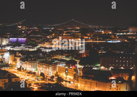 Schöne Nacht super Weitwinkel Luftaufnahme von Lissabon, Portugal mit Hafen und Skyline Landschaft ausserhalb der Stadt, geschossen von Belvedere Beobachtung Dez Stockfoto