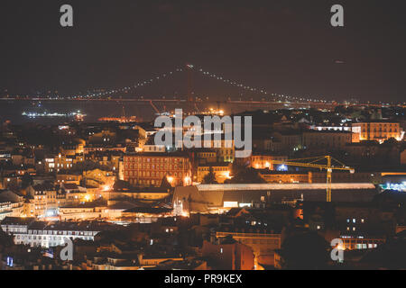 Schöne Nacht super Weitwinkel Luftaufnahme von Lissabon, Portugal mit Hafen und Skyline Landschaft ausserhalb der Stadt, geschossen von Belvedere Beobachtung Dez Stockfoto