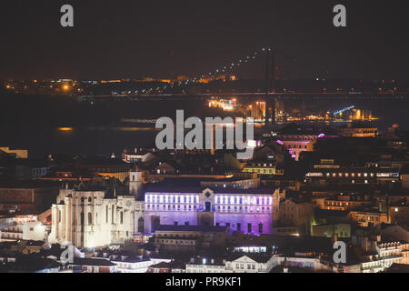 Schöne Nacht super Weitwinkel Luftaufnahme von Lissabon, Portugal mit Hafen und Skyline Landschaft ausserhalb der Stadt, geschossen von Belvedere Beobachtung Dez Stockfoto