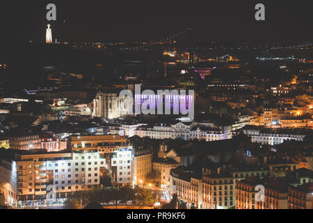 Schöne Nacht super Weitwinkel Luftaufnahme von Lissabon, Portugal mit Hafen und Skyline Landschaft ausserhalb der Stadt, geschossen von Belvedere Beobachtung Dez Stockfoto