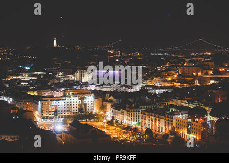 Schöne Nacht super Weitwinkel Luftaufnahme von Lissabon, Portugal mit Hafen und Skyline Landschaft ausserhalb der Stadt, geschossen von Belvedere Beobachtung Dez Stockfoto