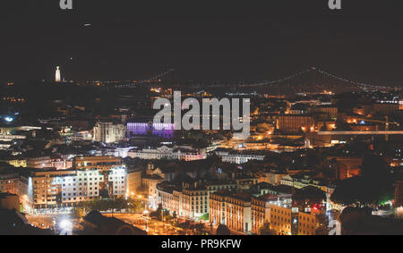 Schöne Nacht super Weitwinkel Luftaufnahme von Lissabon, Portugal mit Hafen und Skyline Landschaft ausserhalb der Stadt, geschossen von Belvedere Beobachtung Dez Stockfoto