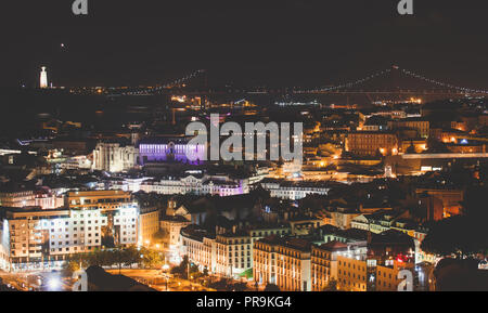 Schöne Nacht super Weitwinkel Luftaufnahme von Lissabon, Portugal mit Hafen und Skyline Landschaft ausserhalb der Stadt, geschossen von Belvedere Beobachtung Dez Stockfoto