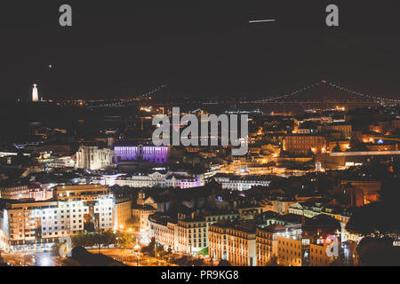 Schöne Nacht super Weitwinkel Luftaufnahme von Lissabon, Portugal mit Hafen und Skyline Landschaft ausserhalb der Stadt, geschossen von Belvedere Beobachtung Dez Stockfoto