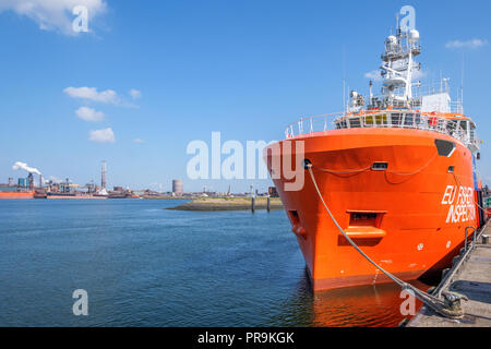 Orange EU-Schiff für Fischereierzeugnisse Inspektion im Hafen von IJmuiden, Niederlande gefärbt. Stockfoto