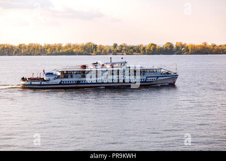 Samara, Russland - 22. September 2018: River Cruise Ship Segeln an der Wolga im Sommer sonnigen Tag Stockfoto