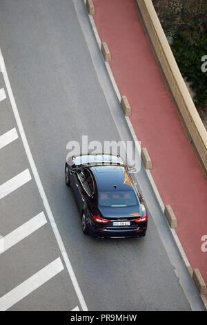 Monte Carlo, Monaco - 30. September 2018: Luftaufnahme von einem wunderschönen schwarzen Maserati Quattroporte 3.0 V6 Diesel 2017 (Ansicht von oben) Fahren auf der Boulevar Stockfoto