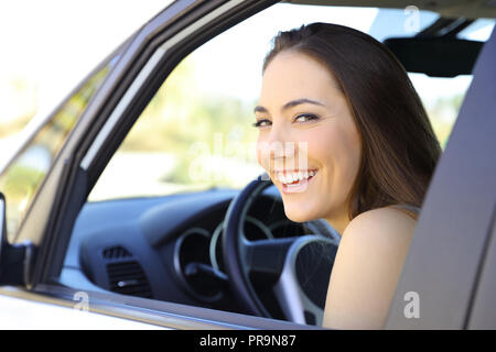 Gerne Treiber auf Kamera in ein nagelneues Auto Stockfoto