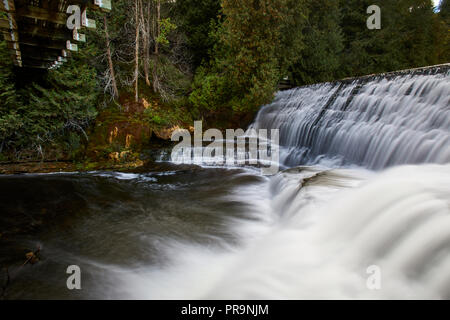 Das Wasser fällt über Bellfountain fällt Stockfoto