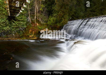 Das Wasser fällt über Bellfountain fällt Stockfoto