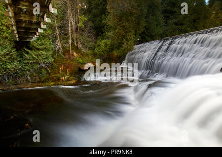 Das Wasser fällt über Bellfountain fällt Stockfoto