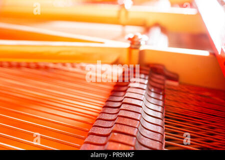 Grand Piano strings, Stahldraht Kern gewickelt mit Kupferdraht. Musical instrument Abstract Stockfoto