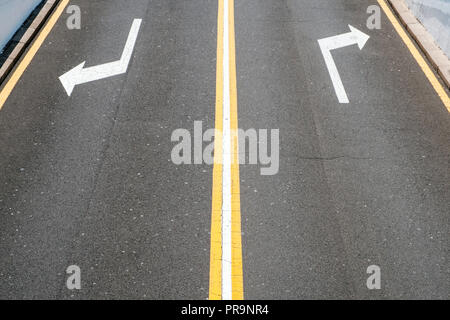 Links/rechts, Richtung Pfeile auf Asphalt - Stockfoto