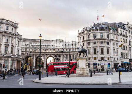 London, Großbritannien - 4. Januar 2018: Trafalgar Square mit Menschen zu Fuß und Verkehr in London, England, Vereinigtes Königreich Stockfoto