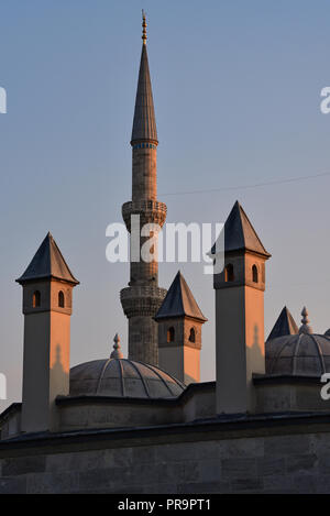 Am frühen Abend Sonne beleuchtet die Minarette der Blauen Moschee von Istanbul und das Grabmal von Sultan Ahmet ich in Sultanahmet Platz, Türkei. Stockfoto