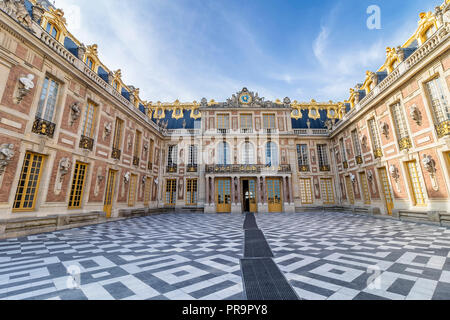 Fassade des Chateau de Versailles (Palast von Versailles) in der Nähe von Paris. Schloss Versailles war ein königliches Schloss. Stockfoto