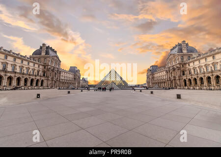 Paris, Frankreich, 15. März 2018: Blick auf den berühmten Palast von Louvre und die Pyramide des Louvre bei Sonnenuntergang Stockfoto