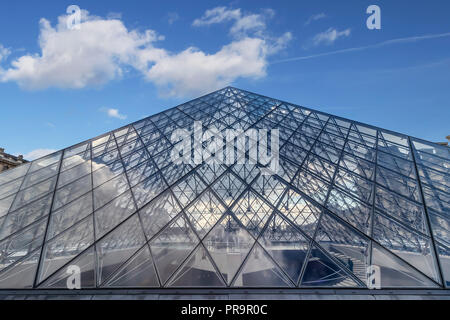 Paris, Frankreich, 13. März 2018: Blick auf die Pyramide des Louvre Museum Stockfoto