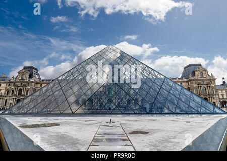 Paris, Frankreich, 13. März 2018: Blick auf die Pyramide des Louvre Museum Stockfoto