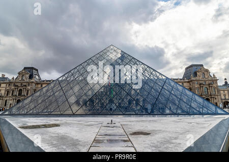 Paris, Frankreich, 13. März 2018: Blick auf die Pyramide des Louvre Museum Stockfoto