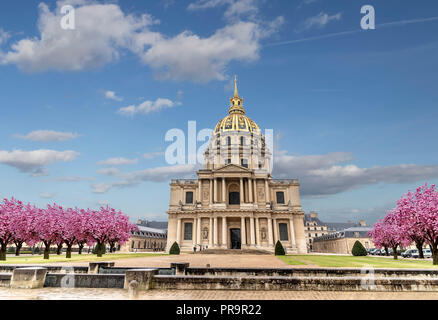 Les Invalides (Nationale Residenz der Invaliden)-Komplex mit Museen und Monumente in Paris, Frankreich. Les Invalides ist die Grabstätte für einige der F Stockfoto