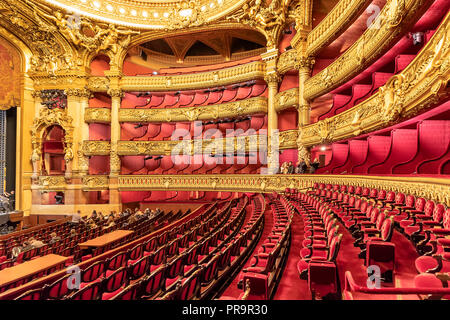 Paris, Frankreich, 17. März 2018: Auditorium Innere des Palais Garnier (Opéra Garnier) in Paris, Frankreich. Es war ursprünglich als Salle des Capuc Stockfoto