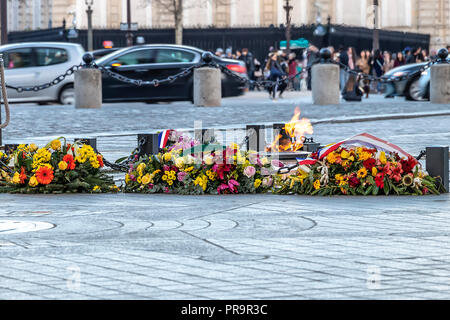 Blumen und Feuer unter dem Triumphbogen in Paris, Frankreich Stockfoto
