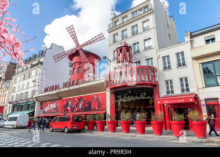 Moulin Rouge - berühmte Kabarett in 1889 gebaut, im Rotlichtviertel Pigalle am Boulevard de Clichy Stockfoto