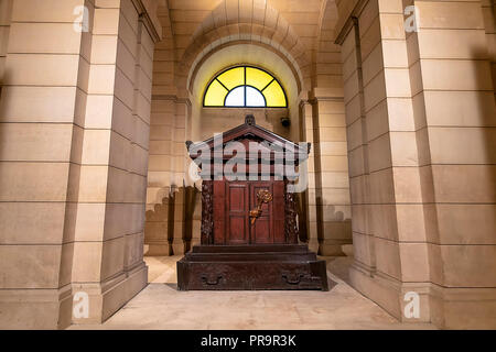 Paris, Frankreich, 15. März 2018: Jean-Jacques Rousseau Grab innerhalb des Pantheon. Weltliche Mausoleum mit den sterblichen Überresten von angesehenen französischen ci Stockfoto