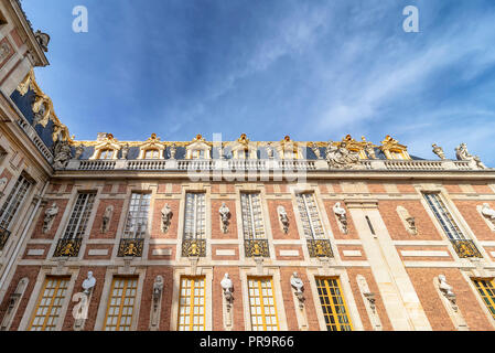 Versailles, Frankreich - 14. März 2018: Blick auf den Palast aus dem Innenhof in den königlichen Palast von Versailles in Frankreich Stockfoto