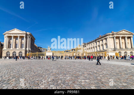 Paris, Frankreich, 14. März 2018: Die äußere Fassade von Schloss Versailles mit Touristen warten, um die Warteschlange zu Besuch Stockfoto