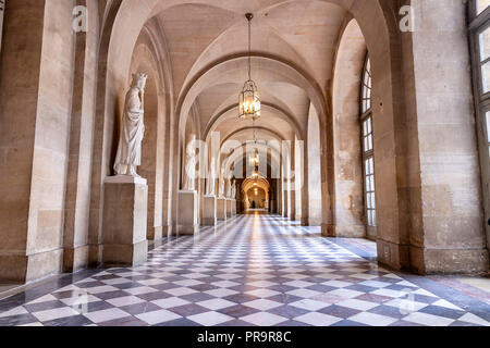 Versailles, Frankreich - 14. März 2018: Eine leere langen Korridor Innere der königlichen Palast von Versailles in Frankreich Stockfoto