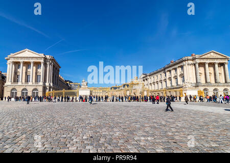 Paris, Frankreich, 14. März 2018: Die äußere Fassade von Schloss Versailles mit Touristen warten, um die Warteschlange zu Besuch Stockfoto