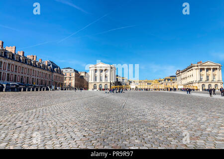 Die Außenfassade des Schloss Versailles mit Touristen warten, um die Warteschlange zu Besuch Stockfoto