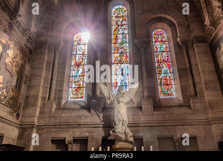 Paris, Frankreich, 14. März 2018: Kapelle mit Engel und Glasfenster in der Basilika des heiligsten Herzen von Paris, ist eine römisch-katholische Kirche Stockfoto