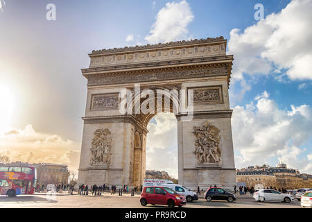 Paris, Frankreich, 14. März 2018: Blick auf den Triumphbogen mit dem geschäftigen Straße mit Kopfsteinpflaster, Hintergrundbeleuchtung, bei Sonnenuntergang Stockfoto