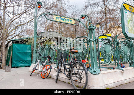 Paris, Frankreich, 13. März 2018: Fahrräder vor der Pariser Metro Station in der Rue de la Cite geparkt Stockfoto