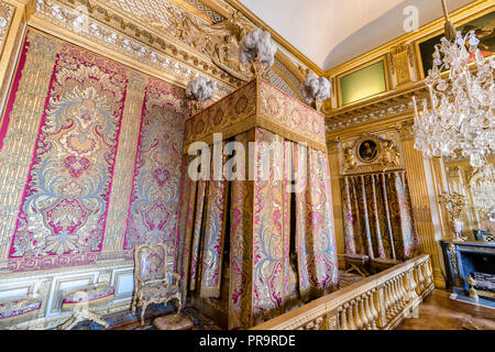 Versailles, Frankreich - 14. März 2018: Versailles Royal Apartment - die Zimmer mit Kingsize-Bett und Schlafzimmer des Königs, im Jahre 1701, wo Louis XIV bis lebte erstellt Stockfoto