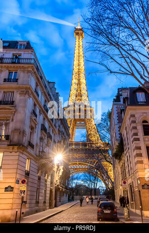 Paris, Frankreich, 13. März 2018: Blick auf den Eiffelturm bei Nacht beleuchtet Stockfoto