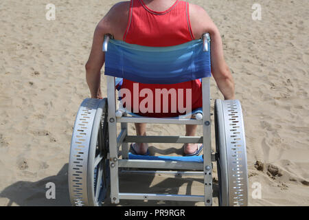 Nach der speziellen Rollstuhl auf dem Strand im Sommer Stockfoto