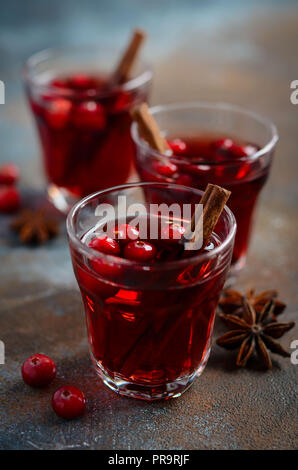 Glühwein Rotwein mit Preiselbeeren. Stockfoto