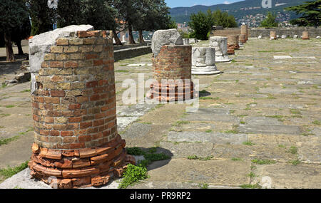 Ruinen des Forum Romanum, in Triest, Italien. Diese befinden sich neben der Kathedrale von Saint Justus (Basilika Kathedrale San Giusto). Stockfoto