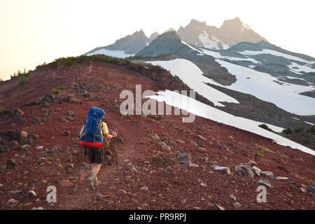 Wanderer auf dem Weg in Richtung gebrochen Top bei Sonnenuntergang in der Nähe von Bend Oregon Stockfoto