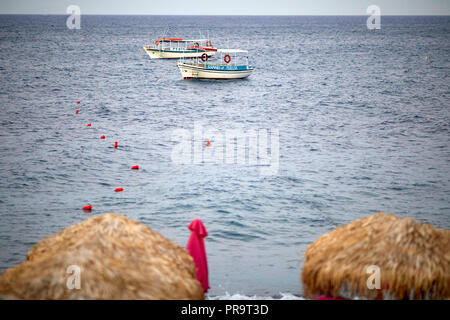 Kamari Beach von Kieseln griechische Insel Santorin, einer Gruppe von Inseln der Kykladen in Griechenland Stockfoto