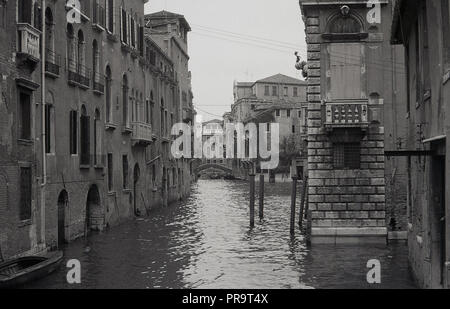 1970er, einen Blick auf die Gebäude anc Kanäle in Venedig, Hauptstadt der Region Venetien, Italien und eine erstaunliche Stadt inmitten einer Lagune erbaut, einem geschlossenen Bucht der Adria mit keine Strassen, nur Kanäle. Stockfoto