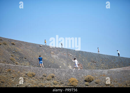 Vulkan Insel Santorini, Kykladen Inseln in Griechenland, Touristen bis zu den steilen Hügel Stockfoto