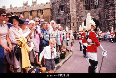 1960, historische, Windsor Castle, Royal, paegantry, Wachen der Königin außerhalb der Burg mit Zuschauern. Stockfoto