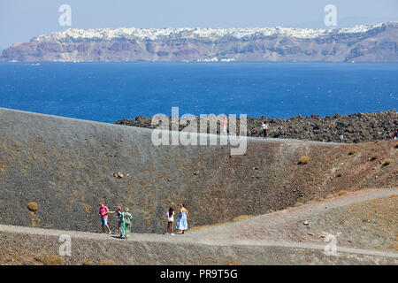 Vulkan Insel Santorini, Kykladen Inseln in Griechenland, Touristen bis zu den steilen Hügel Stockfoto