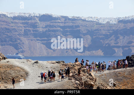 Vulkan Insel Santorini, Kykladen Inseln in Griechenland, Touristen bis zu den steilen Hügel Stockfoto